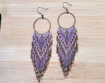 Pendientes de aro con cuentas de semillas, de bronce y morado con flecos