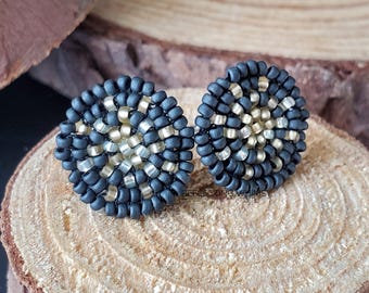 Pendientes de cuentas tejidas con círculos en forma de estrella en tonos grises y dorados, Colección Celestial.