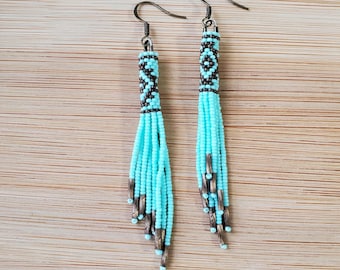 Pendientes con flecos y cuentas de semillas con borlas Tranquility en turquesa claro