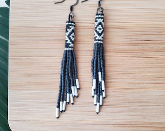 Pendientes con flecos y cuentas de semillas con borlas Tranquility en tonos carbón y crema