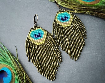 Pendientes con flecos de cuentas de semillas y plumas de pavo real verde