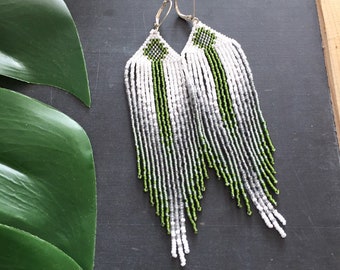 Pendientes con flecos de cuentas de orquídea verde
