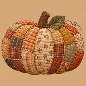 Op de afbeelding: Een decoratieve pompoen van doorgestikte stof met een patchworkontwerp van diverse herfstkleurige stoffen in oranje, bruin en crème. De pompoen heeft een bruine gestikte steel, een enkel groen doorgestikt blad en een gekrulde metalen rank.