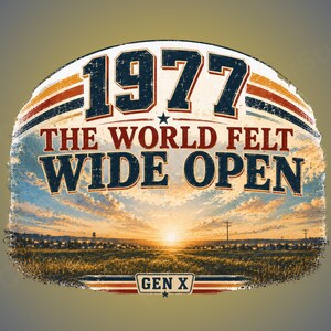 Op de afbeelding: Een grafisch ontwerp met de tekst 1977 THE WORLD FELT WIDE OPEN en GEN X. De afbeelding toont een zonsondergang boven een landelijk landschap met een veld en gebouwen in de verte, omlijst door oranje en blauwe strepen in retrostijl.