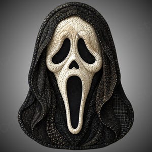 Puede incluir: Un tapiz acolchado con forma de máscara de fantasma con cara blanca y capucha negra. La parte blanca presenta intrincados patrones de costura, mientras que la tela negra que la rodea muestra varias texturas, incluyendo diseños de rejilla y moteados.