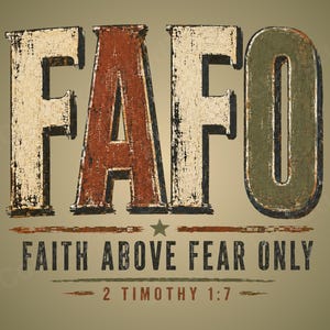 Könnte beinhalten: Ein Grafikdesign mit den großen, abgenutzten, mehrfarbigen Buchstaben FAFO. Darunter steht der Text FAITH ABOVE FEAR ONLY, gefolgt von einem kleinen Stern und der Quellenangabe 2 TIMOTHY 1:7, alles auf einem einfarbigen, gedeckten beigen Hintergrund.