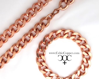 Puede incluir: Un conjunto de dos cadenas de cobre, una más larga que la otra. Las cadenas están hechas de eslabones gruesos y planos. La cadena más corta es una pulsera, y la cadena más larga es un collar. Ambas cadenas están hechas de cobre brillante.