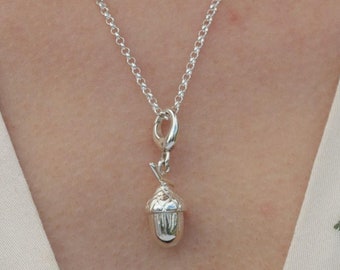 Halsband med ekollon i sterlingsilver: Berlocken fästs på alla smycken