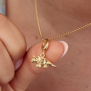 Colar de dinossauro triceratops banhado a ouro - Joias de dinossauro - Presente para amantes de dinossauros - Colar de dinossauro - Colar de triceratops - Joias com pingentes