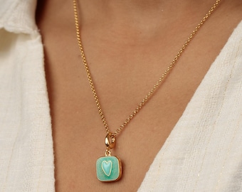 Collar con medallón de corazón turquesa de plata de ley bañado en oro