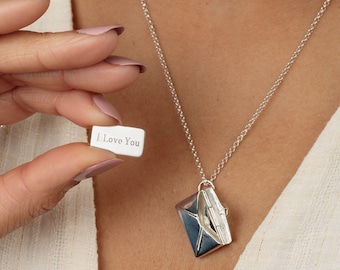 Collar con colgante de sobre de plata de ley grabado: con mensaje "Te amo" insertado.