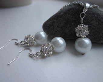 Pearl jewellery bridesmaid gift, Pearl gift set, wedding gift set, pearl earrings, jewellery UK