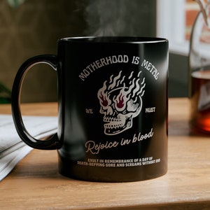 Motherhood is Metal Death Defying Gore Mug noir 11 oz - Heavy Metal Black Metal Rock & Roll maman cadeau cadeau pour maman punk maman gothique gothique