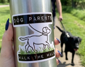 Adesivo in vinile fustellato impermeabile per computer portatile e bottiglia d'acqua "I genitori del cane camminano"