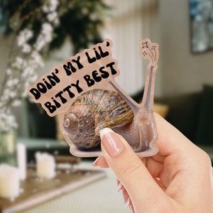 Doin' My Lil' Bitty Best Sticker autocollant de Zazzle.be Liste d'envies Vous avez des idées ? Décalcomanie en vinyle découpée avec des matrices, décalcomanie de bouteille d'eau pour ordinateur portable, objectif de motivation et de motivation