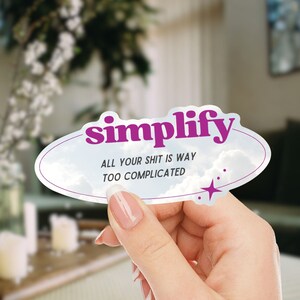 Simplifica... Todo lo que haces es demasiado complicado. Calcomanía de vinilo troquelada. Minimalista y sin desorden.