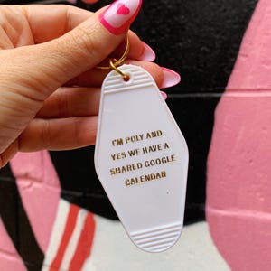 Polyamory Pride Funny Key Tag | I&#39;m Poly and Yes We Have a Shared Google Calendar Motel Style Keychain in White and Gold