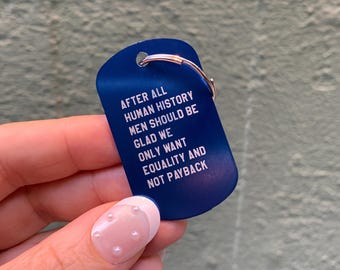 Feministyczny „Mężczyźni powinni być zadowoleni, że chcemy równości, a nie zemsty” Mini metalowy brelok w kolorze niebieskim - nieśmiertelnik w stylu feminizmu Cytat Brelok GetBullish