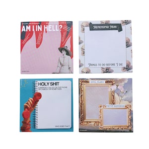 Könnte beinhalten: Vier quadratische Notizblöcke mit einzigartigen Designs. Ein Notizblock zeigt den Text "AM I IN HELL?" mit einem Vintage-Bild. Ein anderer sagt "MEMEMOPAD MORI" und "THINGS TO DO BEFORE I DIE". Ein dritter Notizblock hat "HOLY SHIT" und eine Telefongrafik. Der letzte sagt "EVIL PLANS" und "PETTY REVENGE".