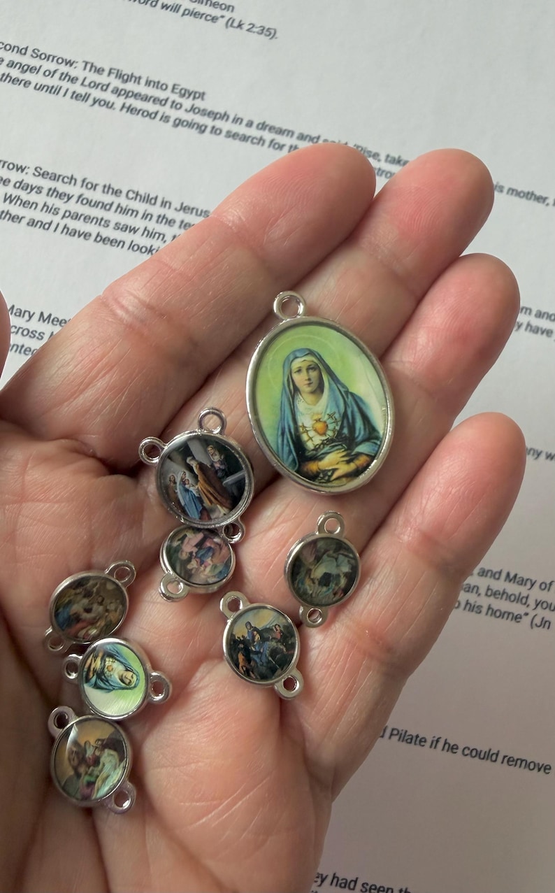 Pu&ograve; includere: Una collezione di ciondoli religiosi con immagini di figure e scene religiose. I ciondoli sono rotondi e ovali, con montature in metallo color argento. Le immagini sono colorate e dettagliate, raffiguranti vari eventi biblici.