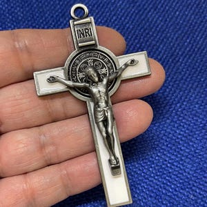 Großes 3-Zoll-Benedikt-Kruzifix: Weiße Emaille auf Stahlgrau