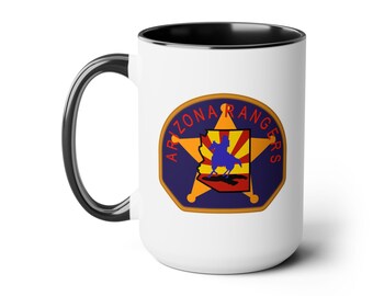 Taza de café de 15 oz con parche de los Arizona Rangers en blanco y negro, de Jan (también conocida como TheGlassyLass).