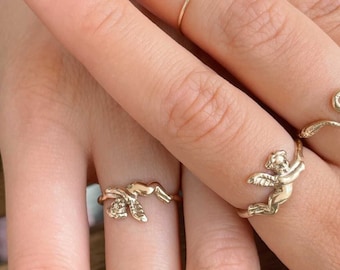 Anillo de ángel de oro amarillo de 14 k. Anillo Cupido. Joyería de ángel alado.