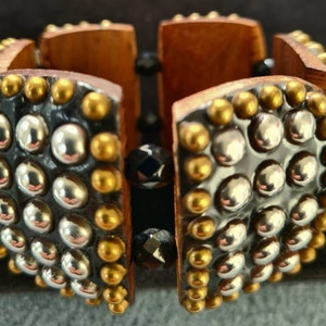 Unieke houten &#39;manchet&#39; armband met Victoriaanse Franse Jet, goud en zilver effect overlay. Eenmalig &#39;Rejewelvenation&#39; stuk. B069