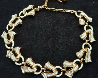 Coro 1950's cold painted enamel ribbon white/gilt necklace. Original excellent condition adjustable. V059