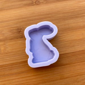 Peut inclure: Un moule en silicone violet clair en forme de lapin. Le moule présente un contour détaillé de la forme du lapin, y compris ses oreilles, son corps et sa queue. Le moule est conçu pour le bricolage ou la création d'objets décoratifs.