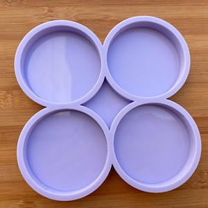 Può includere: Uno stampo in silicone lilla chiaro con quattro cavità circolari. Lo stampo è progettato per creare quattro sottobicchieri rotondi. Lo stampo è realizzato in un materiale flessibile ed è adatto per progetti in resina o altri progetti di artigianato.