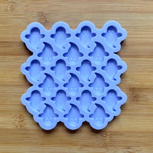 Puede incluir: Un molde de silicona morado con 24 cavidades en forma de fantasma. El molde está diseñado para hacer pequeños dulces, chocolates u otras golosinas en forma de fantasma detalladas.