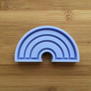 Può includere: Uno stampo in silicone di colore lilla chiaro a forma di arcobaleno con tre archi. Lo stampo è progettato per realizzare oggetti in resina.
