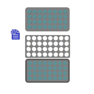 Op de afbeelding: Drie grijze bakken met een raster van ronde gaten. De bovenste en onderste bakken hebben tealblauwe cirkels in de gaten. De middelste bak heeft witte cirkels in de gaten.