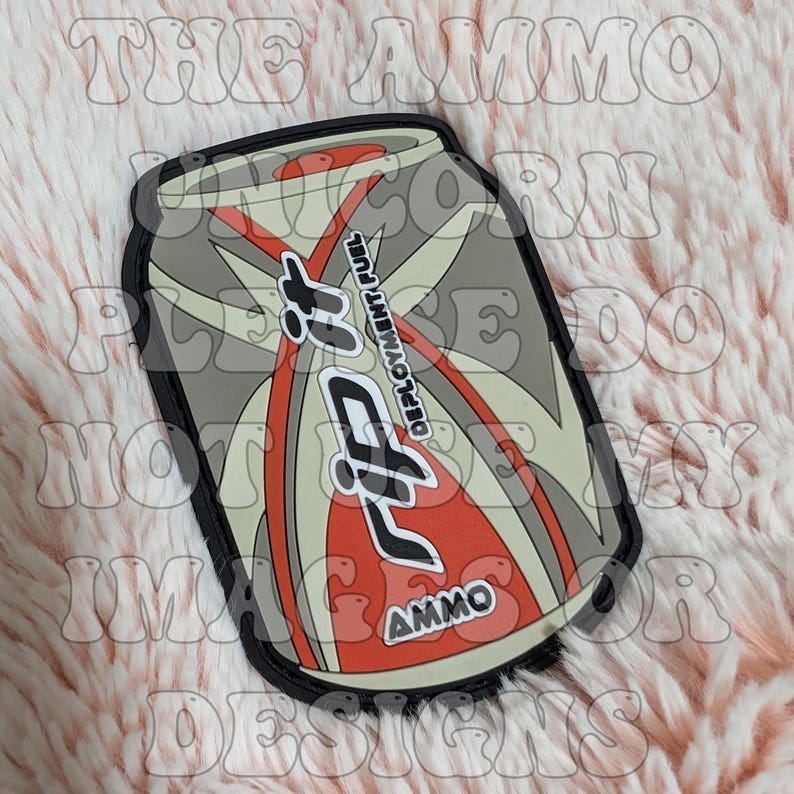 Op de afbeelding: Een rechthoekige patch met een frisdrankblikje ontwerp. Het blikje heeft rode, witte en grijze kleuren met de tekst "7UP", "DEPLOYMENT FUEL" en "AMMO". De patch heeft een zwarte rand.