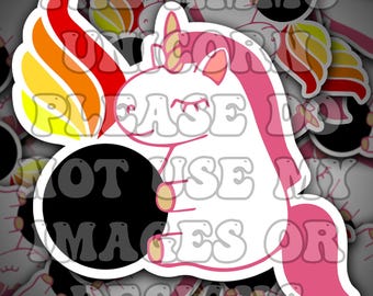 Op de afbeelding: Een witte eenhoornsticker met een roze manen en staart, en een kleurrijke vleugel. De sticker heeft de tekst "PLEASE DO NOT USE MY IMAGES OR DESIGNS" in een transparante overlay.