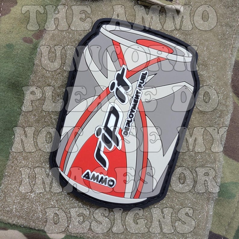 Op de afbeelding: Een patch in de vorm van een frisdrankblikje met de tekst "Fit" en "Deployment Fuel". Het blikje is grijs met rode en witte accenten en het woord "Ammo" onderaan. De patch heeft een zwarte rand.