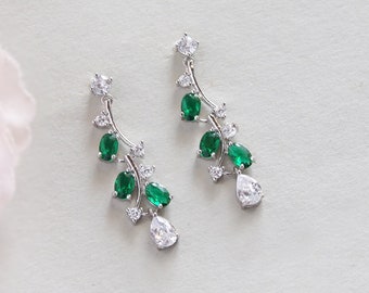 Boucles d'oreilles vert émeraude, boucles d'oreilles de mariée vertes Dainty, longues boucles d'oreilles de mariage en cristal, boucles d'oreilles pendantes CZ Boucles d'oreilles en argent Lustre CZ