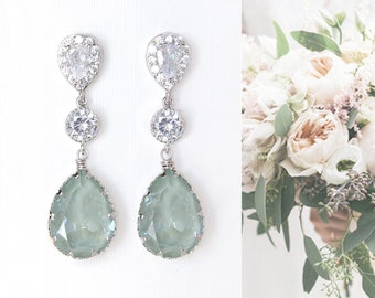 Pendientes de novia verde salvia, pendientes de cristal de lágrima verde claro, joyería de boda verde polvoriento Salvia verde pálido CZ postes cuelgan pendientes