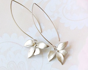 Boucles d'oreilles d'orchidées en argent, longues boucles d'oreilles pendantes, boucles d'oreilles modernes de tous les jours, boucles d'oreilles de fleurs en argent mat, cadeau de petite amie de boucles d'oreilles de mariée en argent