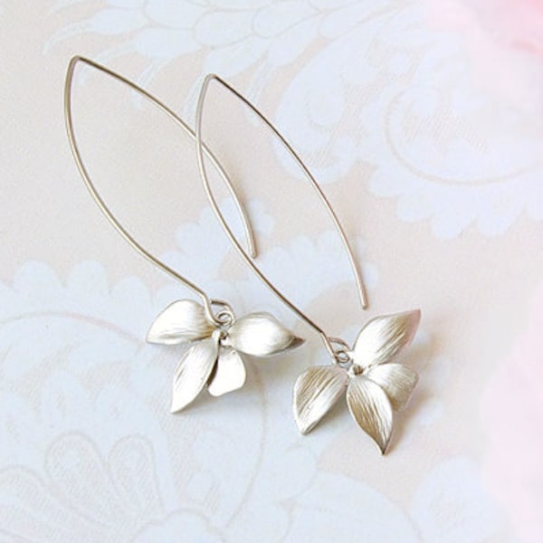 Boucles d'oreilles d'orchidées en argent, longues boucles d'oreilles pendantes, boucles d'oreilles modernes de tous les jours, boucles d'oreilles de fleurs en argent mat, cadeau de petite amie de boucles d'oreilles de mariée en argent