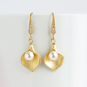 Gold Calla Lilie Ohrringe Baumeln Tropfen Calla Lilie Blume Ohrringe, Zarte Perle CZ Zirkonia Ohrringe Braut Perle Ohrringe Hochzeit Schmuck