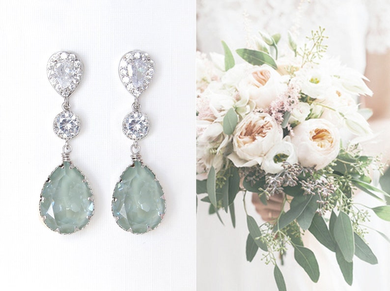 Pendientes de novia verde salvia, pendientes de cristal de lágrima verde claro, joyería de boda verde polvoriento Salvia verde pálido CZ postes cuelgan pendientes imagen 1