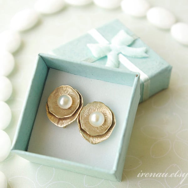 Orecchini in oro di loto perlato, pietra di compleanno di giugno, orecchini a perle di perla, orecchini in oro con perla bianca, gioielli di pietra di nascita di giugno Regalo damigella d'onore