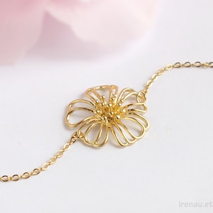 Daisy flower bracelet, Adjustable dainty bracelet Gold chain floral bracelet, Delicate charm bracelet, Gold flower bracelet, Girlfriend gift