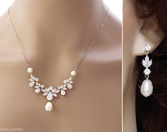 Smyckeset med pärlor till bröllopet, set med halsband och örhängen i kristall, droppformade pärlhängen, brudsmycken i silver, örhängen med markisblad