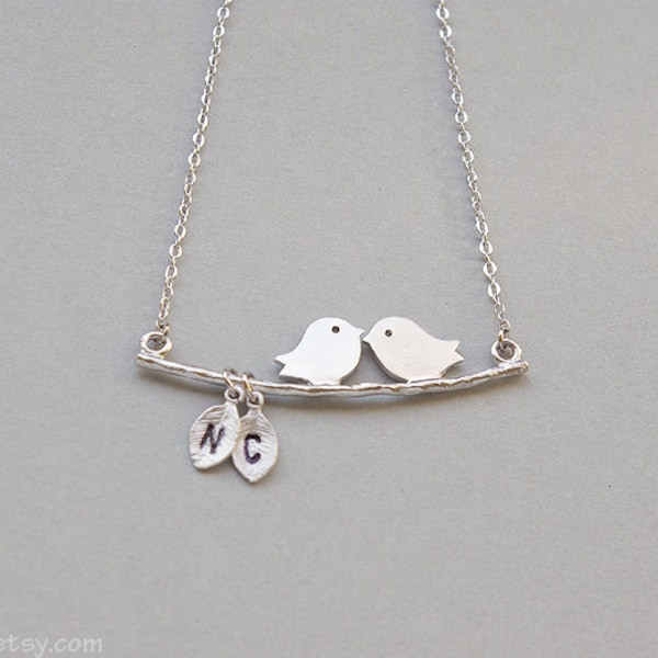 Collier d’oiseau en argent initial personnalisé, Collier monogramme personnalisé, Cadeau pour maman Kissing birds pendentif, Collier mère fille Feuilles