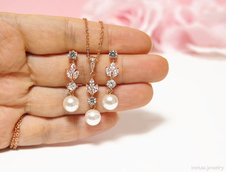 Conjunto de joyería nupcial, conjunto de collar y pendientes de perlas Swarovski, joyería de boda de oro rosa, pendientes de perlas Swarovski con poste colgante de cristal imagen 3