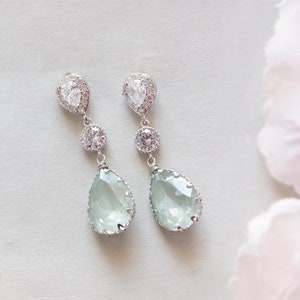 Pendientes de novia verde salvia, pendientes de cristal de lágrima verde claro, joyería de boda verde polvoriento Salvia verde pálido CZ postes cuelgan pendientes imagen 2