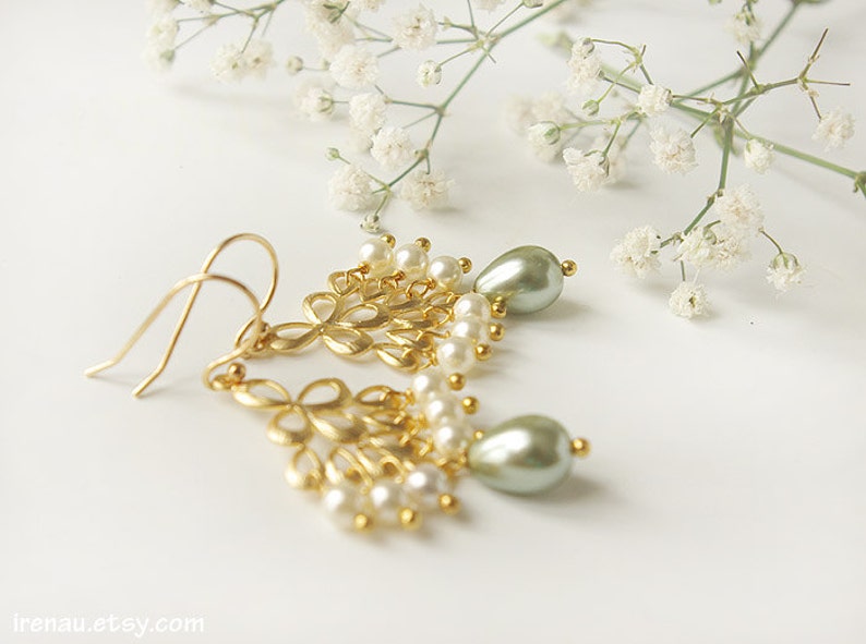 Salbei Grün Ohrringe, Gold Kronleuchter Ohrringe, Grüne Salbei und weiße Perlen Ohrringe, Gold Baumeln Perlen Ohrringe, Braut Schmuck Salbei grün Bild 2
